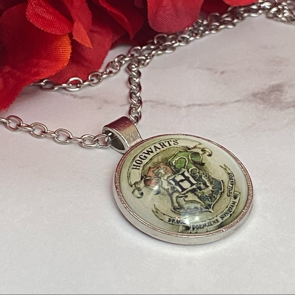 Harry Potter Hogwarts Vintage House Crest Pendant - Picture 7 of 12